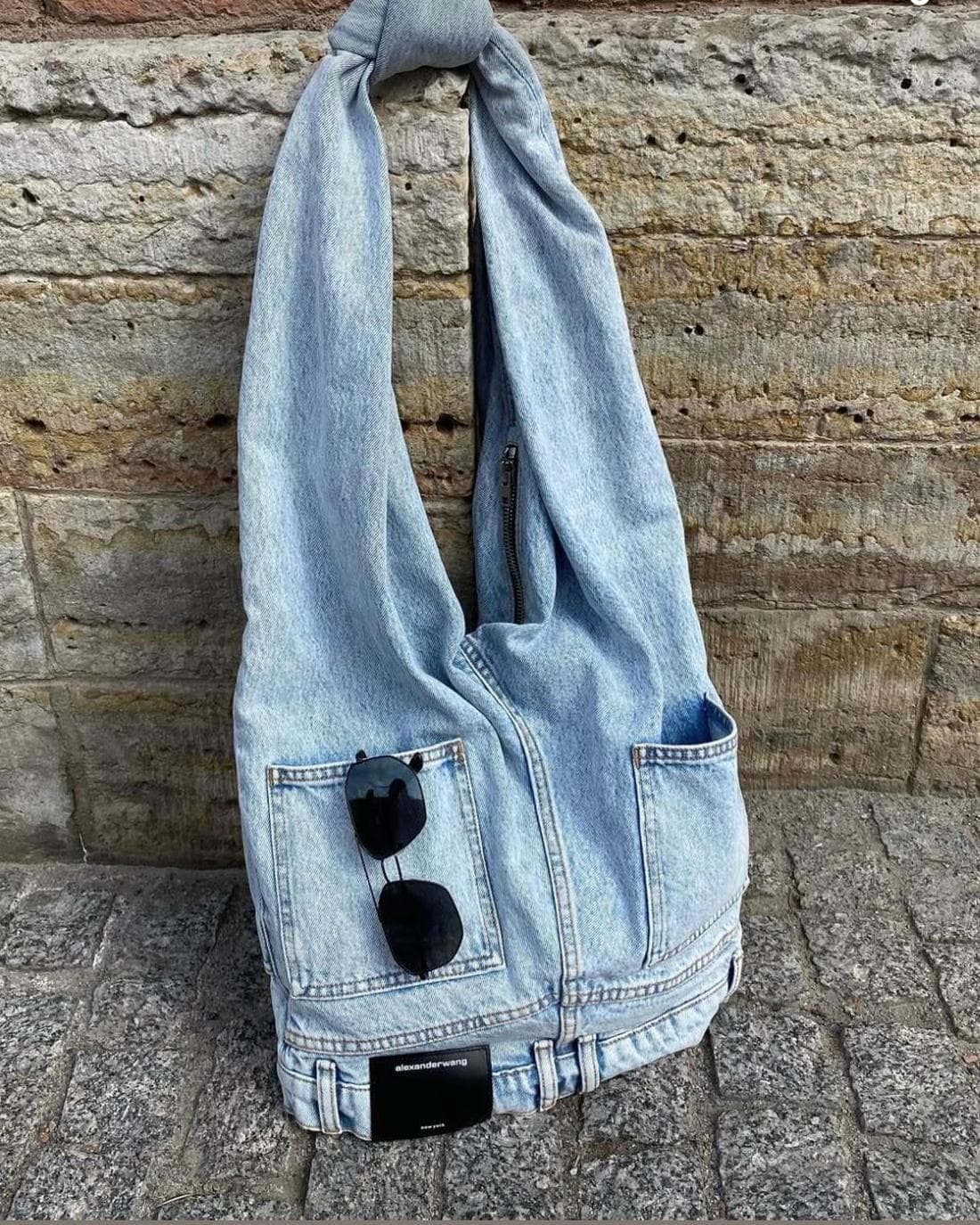 Denim torba ob kamniti steni